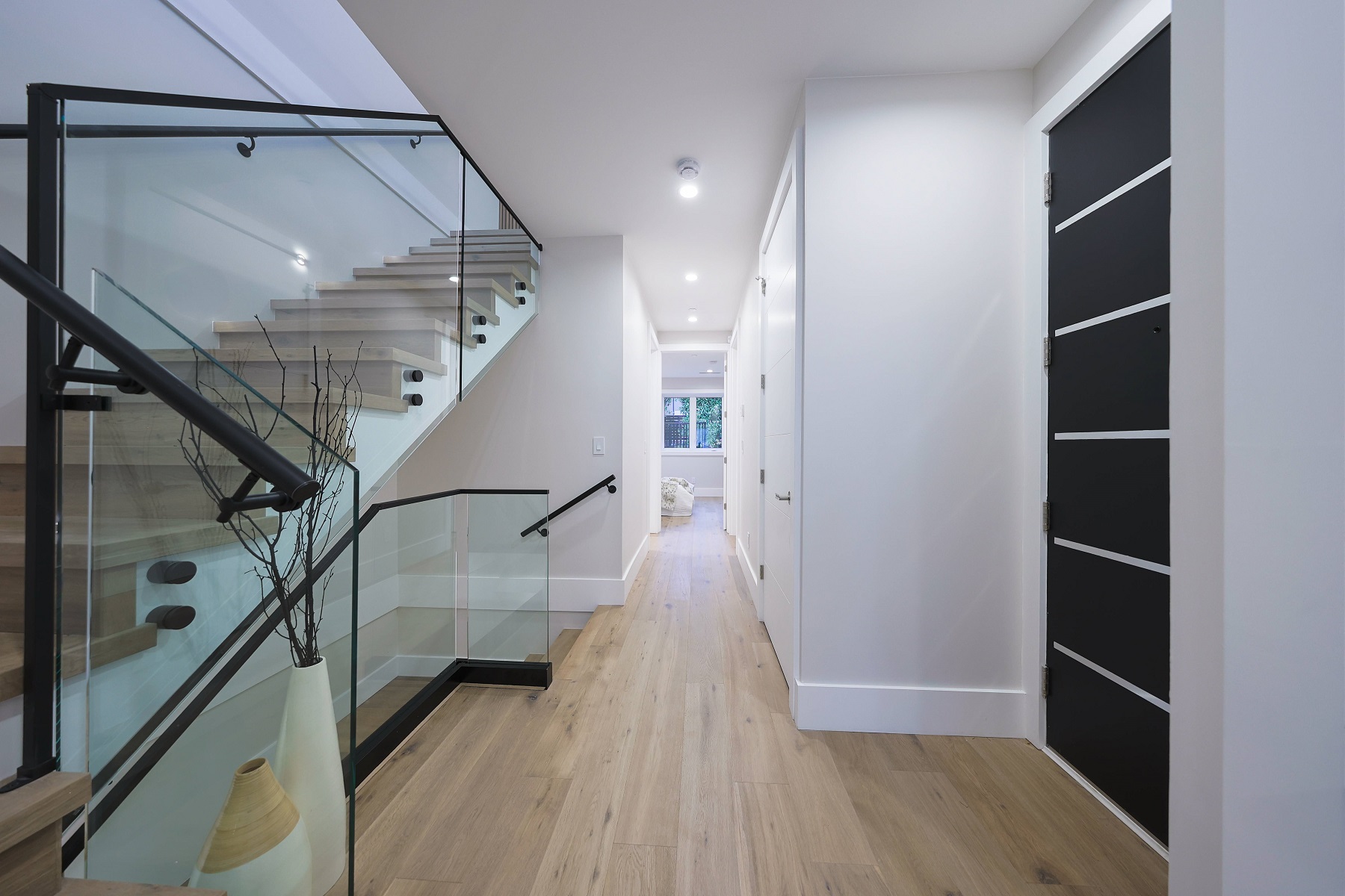Use of Glass Railing in North Vancouver 